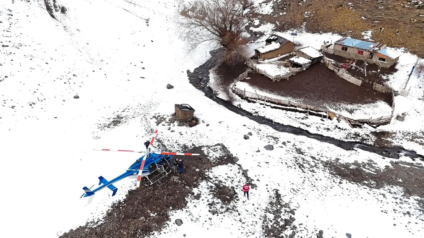 Un operativo aéreo de emergencia rescató en Neuquén a un matrimonio de crianceros aislado por las nevadas en Hiahuin Colo, cerca de Las Coloradas