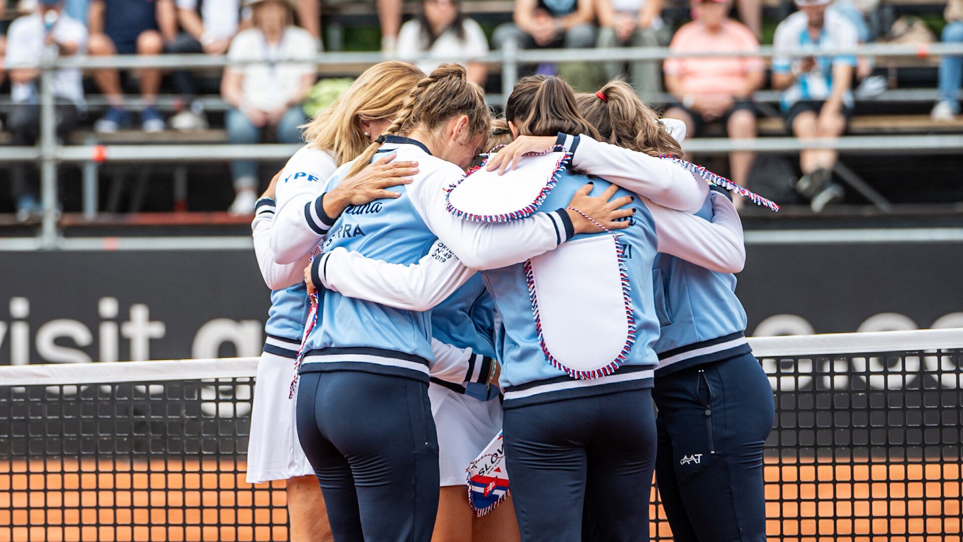 Julia Riera venció en el debut de los play-offs de la Billie Jean King Cup a la eslovaca Viktoria Hruncakova por 6-2 y 6-1 (Crédito: Prensa AAT/Florencia Agulló)