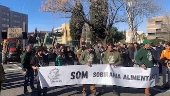 Unos 100 agricultores se manifiestan