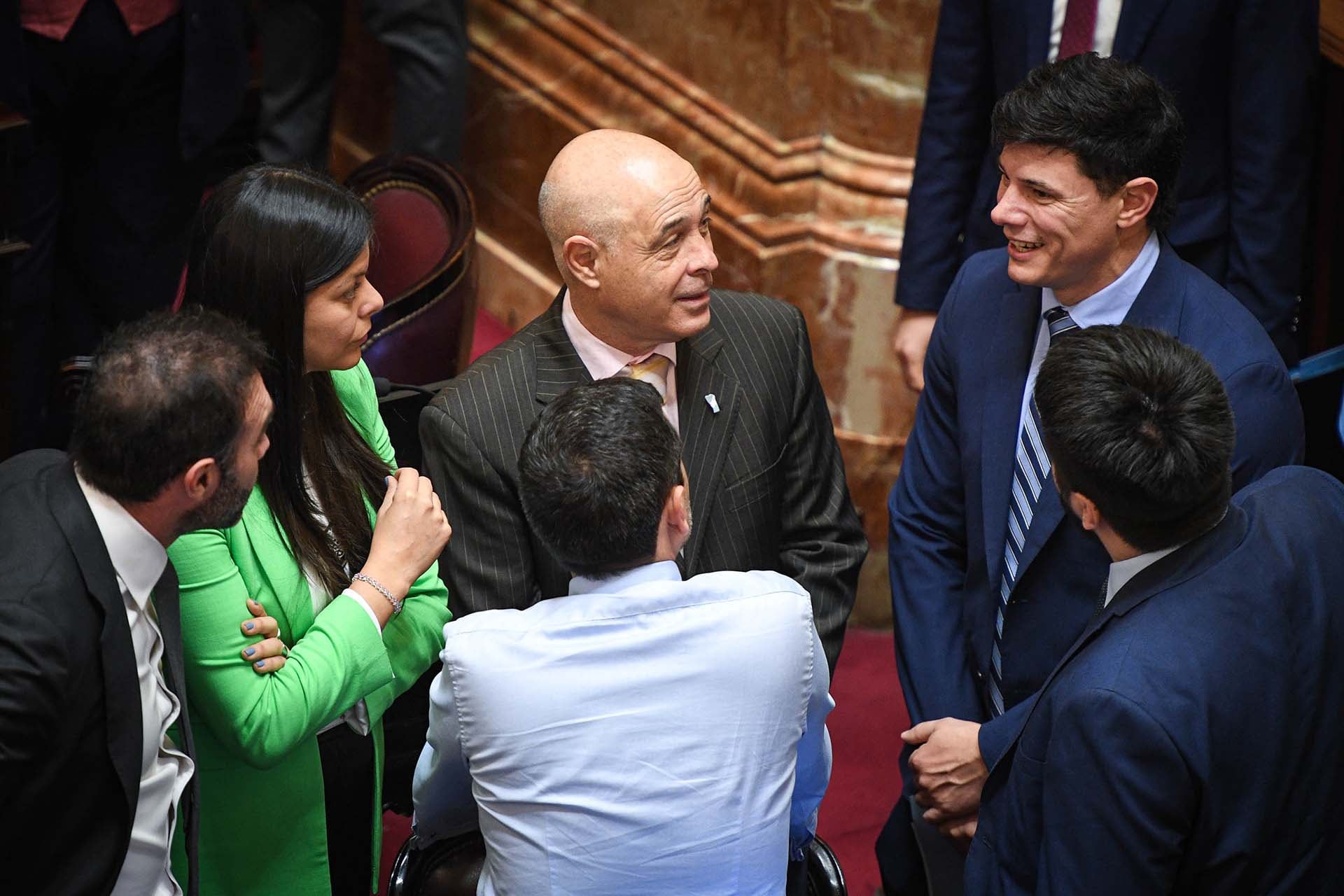 Como Victoria Villarruel reemplaza en el Ejecutivo a Javier Milei -de viaje en los Estados Unidos-, la sesión es presidida por el titular provisional de la Cámara alta, el oficialista Bartolomé Abdala