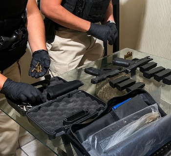 Durante los allanamientos, las autoridades ubicaron armas de fuego de distintos tipos que serán analizadas como parte de la investigación. Tomada de Instagram