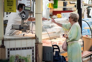 Claudio Caprarulo advirtió que la caída en el nivel de actividad tendrá por contrapartida pérdidas en el poder adquisitivo pero también un ajuste en el mercado laboral por cantidades (Reuters)