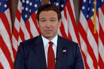 Ron DeSantis firma más de