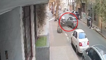 Video: chocó contra un auto estacionado, hizo marcha atrás para escapar y un vecino lo detuvo