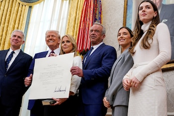 La iniciativa ampliaría la visibilidad del regulador sobre miles de componentes de la industria, al pedir evidencia técnica y evaluarla con plazos definidos, mientras Robert F. Kennedy Jr. solicita al Congreso nuevas facultades (REUTERS/Nathan Howard)