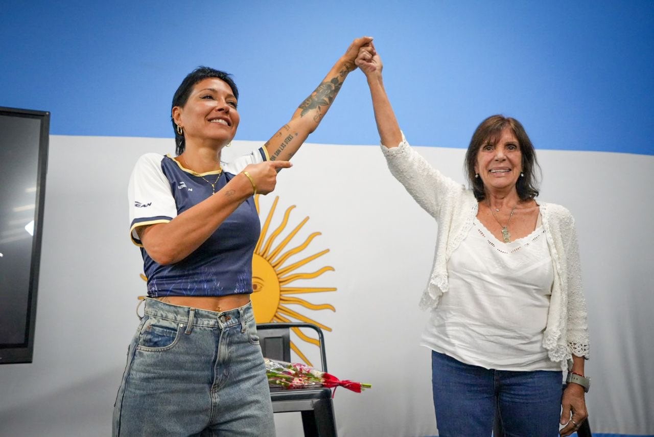 Teresa García junto a Mayra Mendoza