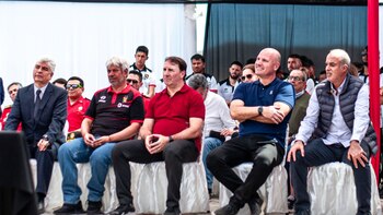 Directivos y entrenadores atendiendo la