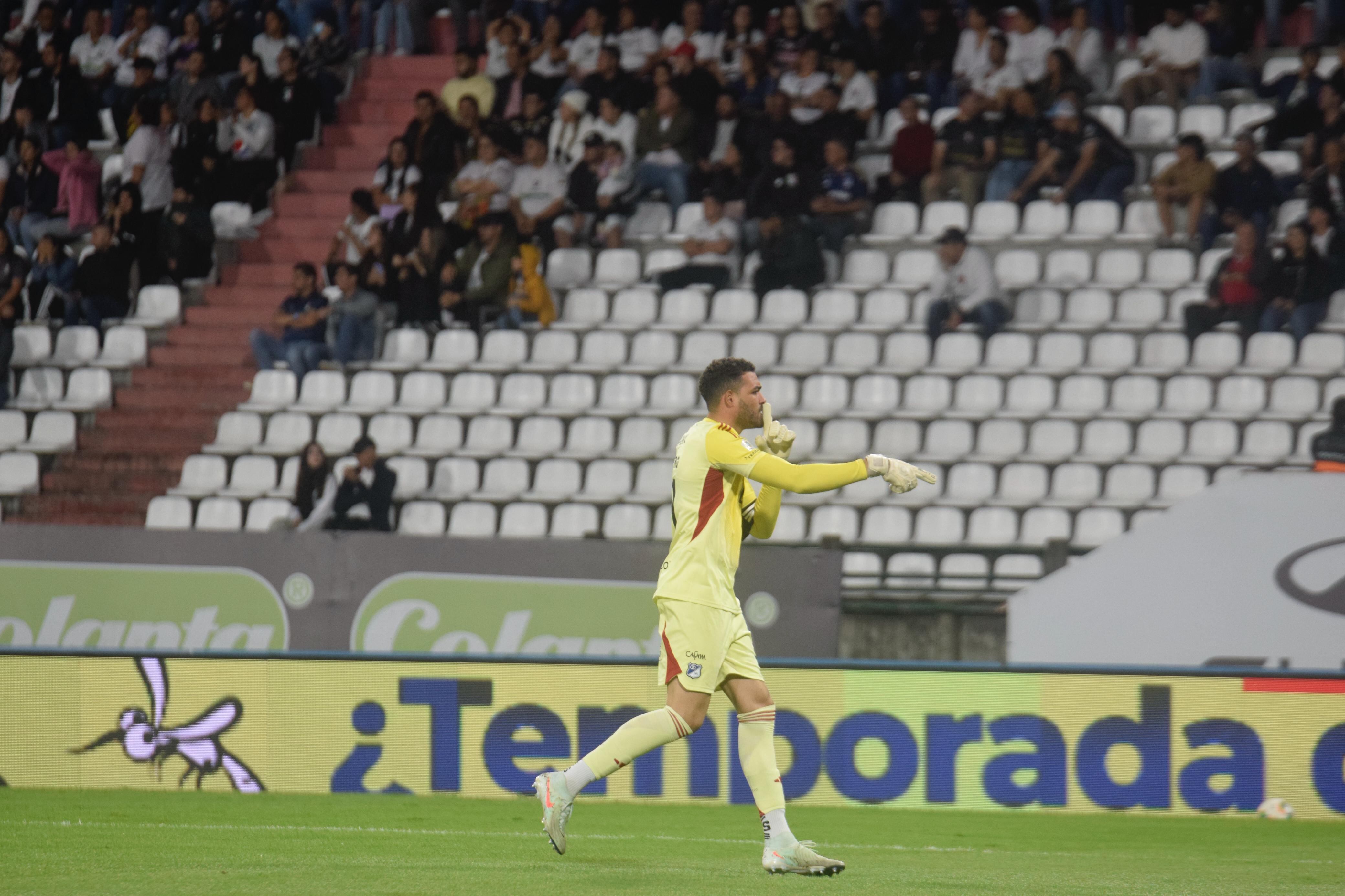 Álvaro Montero recogió las monedas que le lanzaron los hinchas del Once Caldas al finalizar el partido - crédito Colprensa