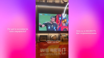 Pantalla de televisión, partido de fútbol entre España y Argentina, árbitro, jugador de fútbol, tres mensajes de texto superpuestos, bandera española