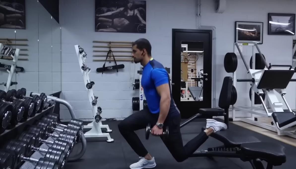 Incorporar sentadillas búlgaras mejora la postura y reduce rigidez articular (Captura de video: YouTube)