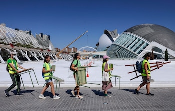 Manifestantes durante la celebración de una performance sorpresa relacionada con la huelga de profesores, a 29 de mayo de 2026, en Valencia. (Rober Solsona / Europa Press)