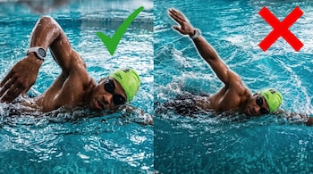 Dos paneles. Nadador en piscina con gorro verde, gafas y reloj blanco. Arriba izquierda, una tilde verde. Arriba derecha, una cruz roja. Agua azul.