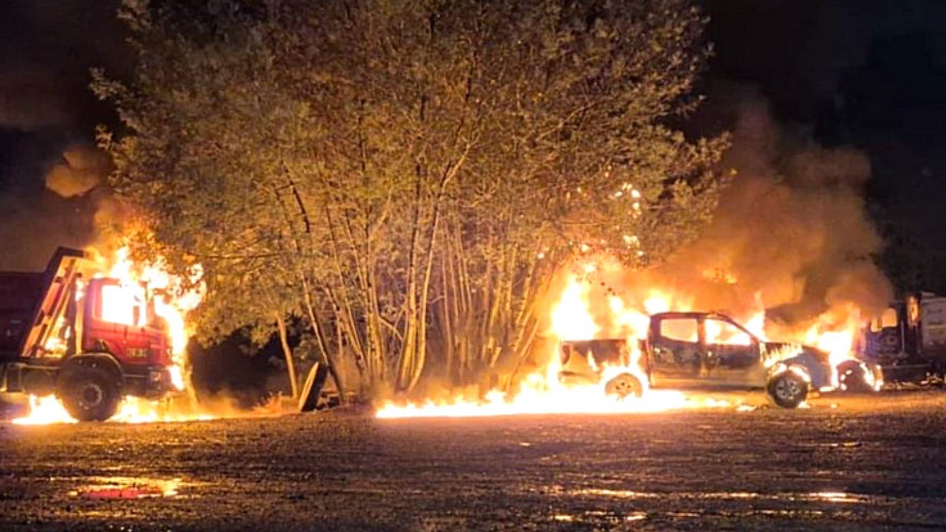 Cuatro vehículos resultaron quemados en la comuna de Lautaro.