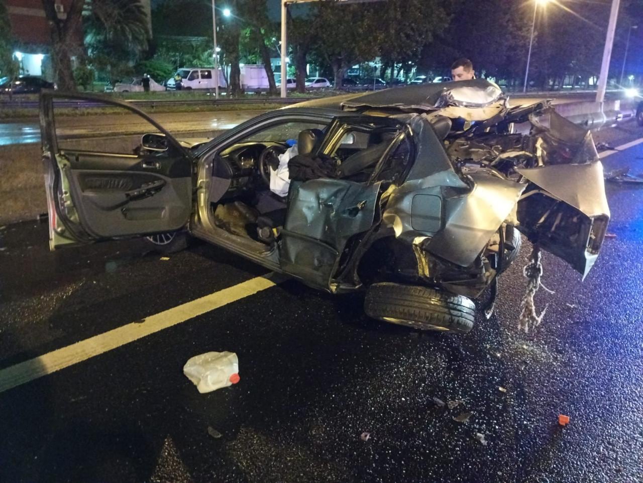 El brutal impacto de atrás y posterior colisión contra el muro divisor del Honda Civic en donde viajaba el hombre de 48 años que falleció (Polícia Bonaerense)