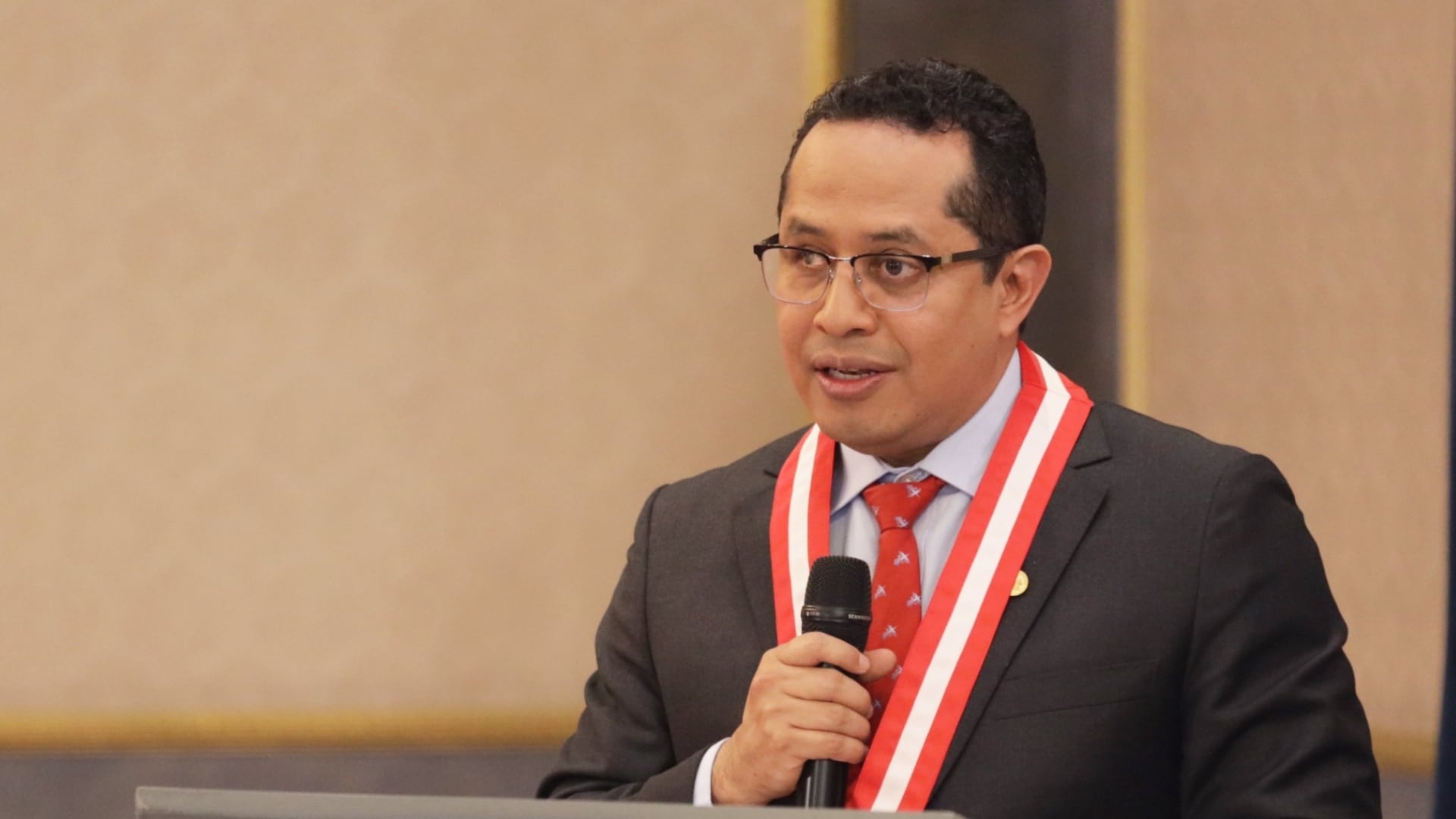 El presidente del Jurado Nacional de Elecciones, Roberto Burneo, ofrece un discurso durante una actividad oficial en Perú.