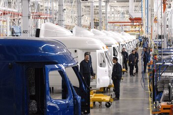 Imagen de archivo de una vista de la planta de camiones de la alemana Daimler, en Saltililo, México. EFE/Mario Guzmán