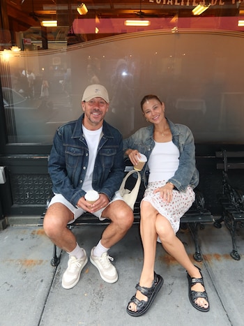 El Cholo Simeone y su pareja Carla Pereyra paseando por Nueva York tras la final del Mundial