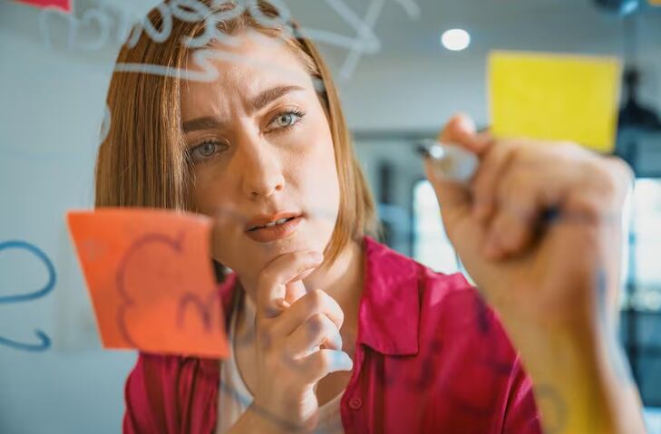 La autoexigencia actúa como una coraza: en su intento de evitar el dolor, puede aislar y obstaculizar las relaciones sinceras (Freepik)