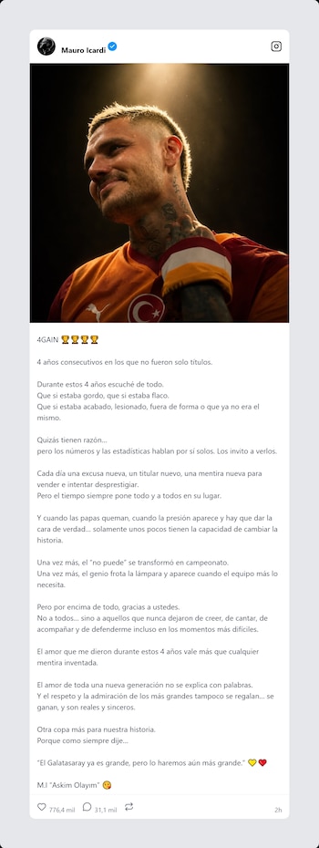 Primer plano del futbolista Mauro Icardi sonriendo, con cabello rubio corto, barba, y tatuajes en el cuello, vistiendo la camiseta naranja y roja del Galatasaray bajo una luz cálida