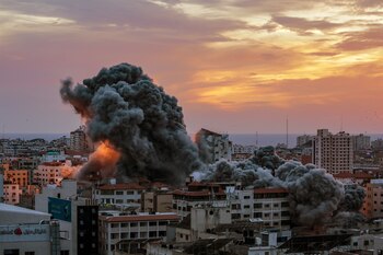 El humo se eleva después de que aviones de combate israelíes atacaran la torre Palestina en la ciudad de Gaza (EFE)