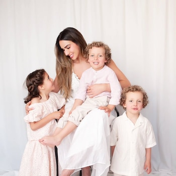 Alejandro defendió a María Alejandra Manotas, su exesposa y madre de sus tres hijos, tras recibir críticas por la crianza que manejan - crédito @marimanotas/Instagram