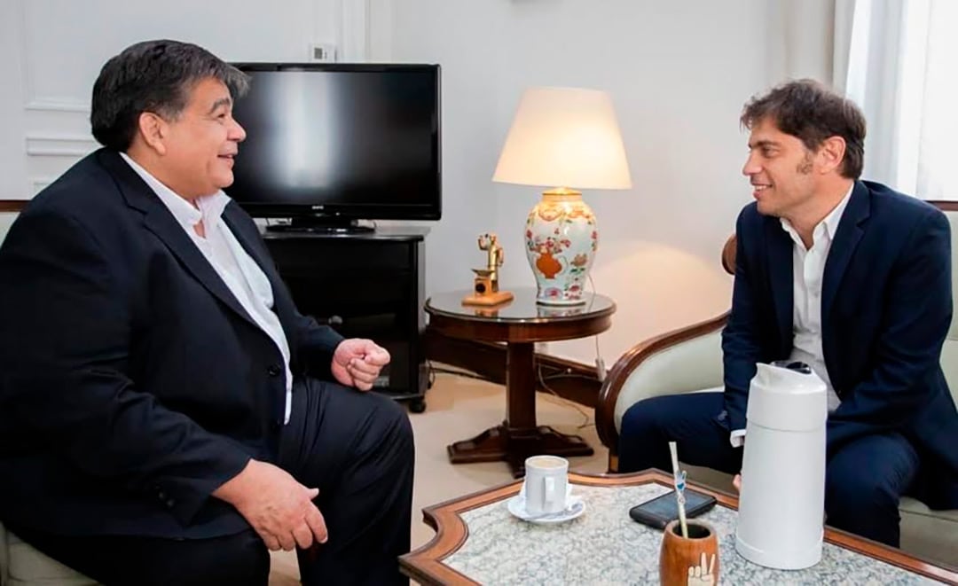 Mario Ishii, intendente de José C. Paz, y el gobernador de Buenos Aires, Axel Kicillof, sostienen un encuentro para abordar asuntos de interés provincial y local. (Prensa Ishii )