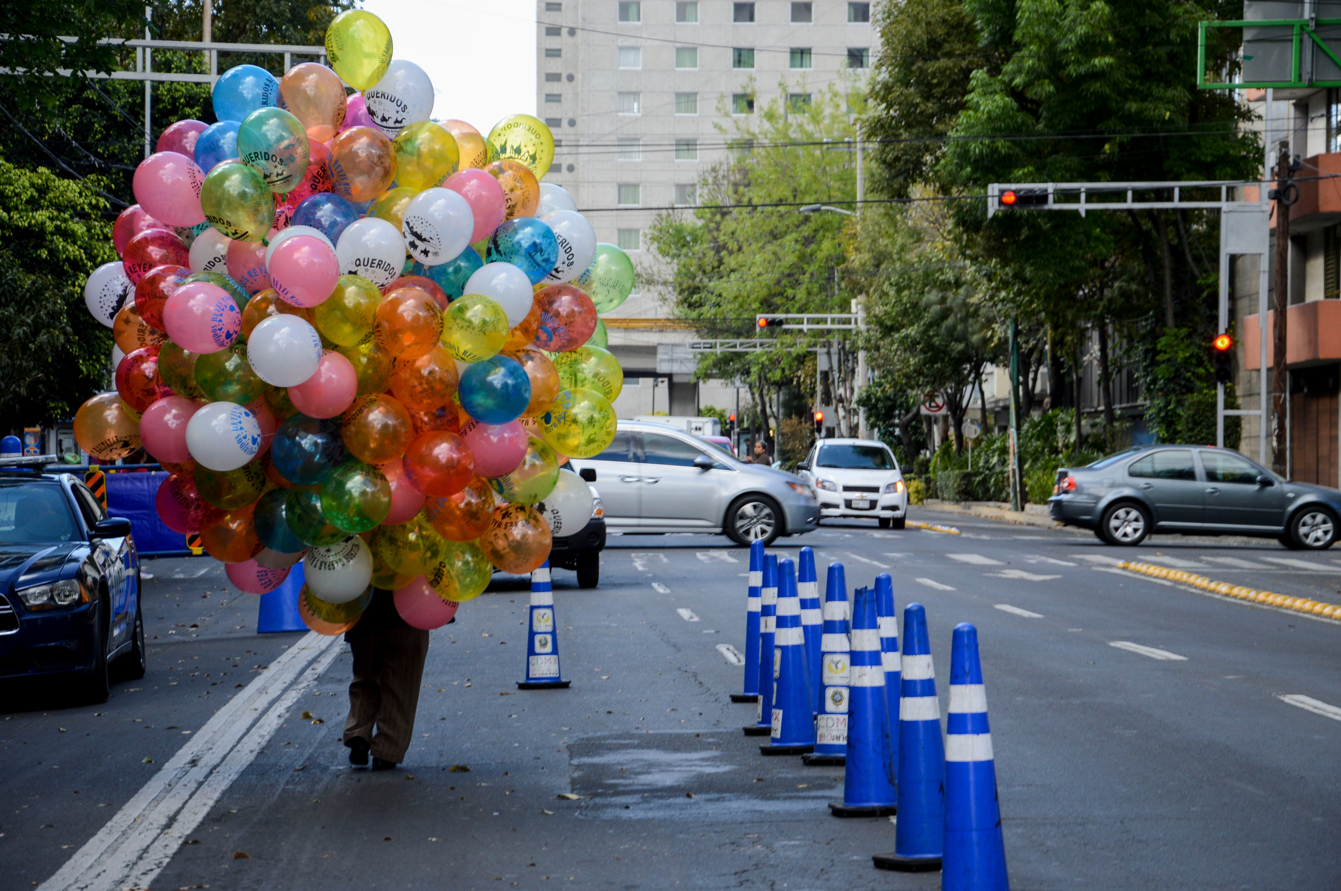Un globo de látex puede tardar desde tres meses hasta varios años en degradarse, especialmente si termina en ríos o mares. FOTO: GALO CAÑAS /CUARTOSCURO.COM