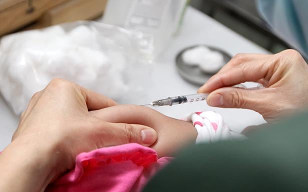 Los niños menores de cinco años están entre los grupos con mayor riesgo de contraer polio si no están vacunados (IMSS)