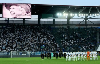 *El minuto de silencio de los futbolistas del Arsenal en su partido por la Europa League ante Zurich (REUTERS/Denis Balibouse)