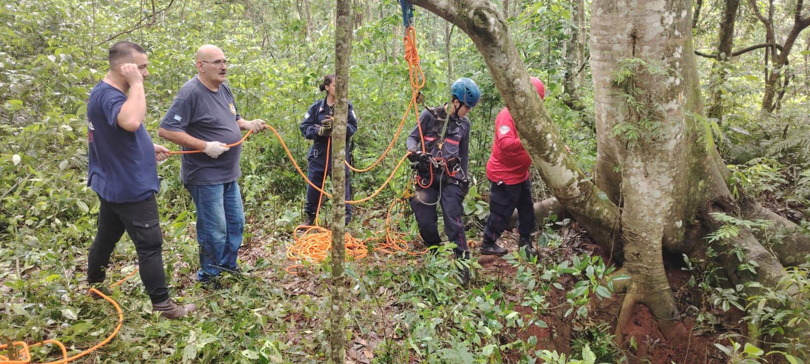 Bomberos y policías lograron salvar a ambos luego de un operativo en Puerto Iguazú