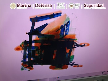 Inspección a la silla de ruedas. (Semar)
