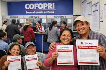 En una oficina de Cofopri, personas sonríen mientras sostienen documentos de 'Constancia de Posesión'. Detrás, otros usuarios realizan trámites en módulos de atención.
