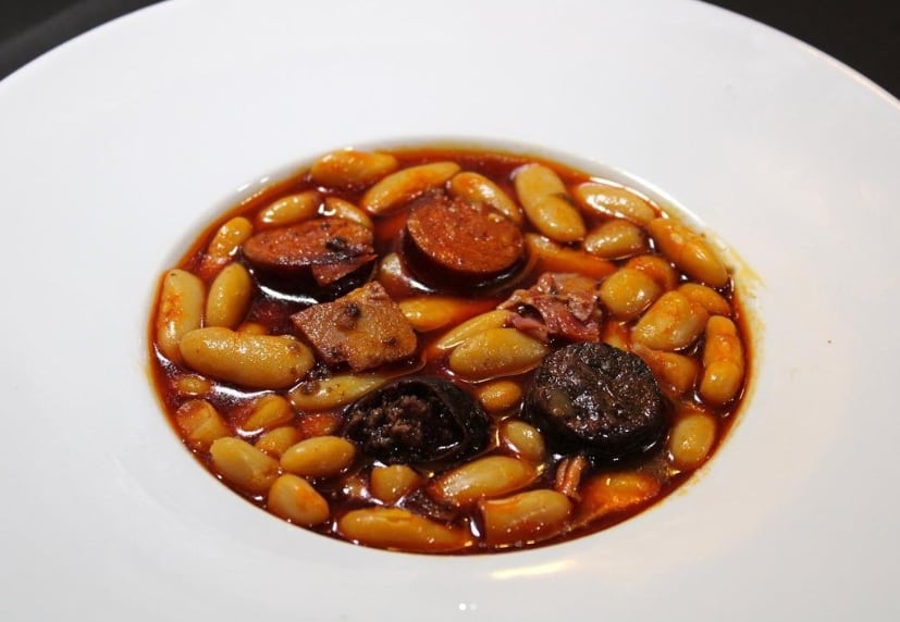 Fabada asturiana del restaurante El Sella Triana de Sevilla.