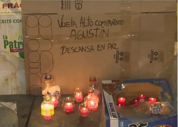 Amigos y compañeros dejaron velas
