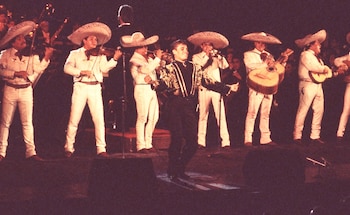 Esta imagen, difundida por Sony Music Entertainment México, muestra a Juan Gabriel en una escena de la película "Juan Gabriel: Mi primer Bellas Artes". (Sony Music Entertainment México via AP)