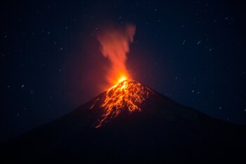 El volcán de Fuego es uno de los más activos y peligrosos en el mundo. (EFE/Esteban Biba)