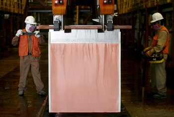 Foto de archivo. Trabajadores verifican