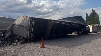 Video: volcó un camión que llevaba aceites de oliva y una influencer grabó cómo robaban la mercadería