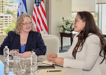 La ampliación de infraestructura y el fortalecimiento institucional fueron prioridades abordadas por Herrera y Hoey en Tegucigalpa. (Foto: Embajada de EEUU en Honduras)