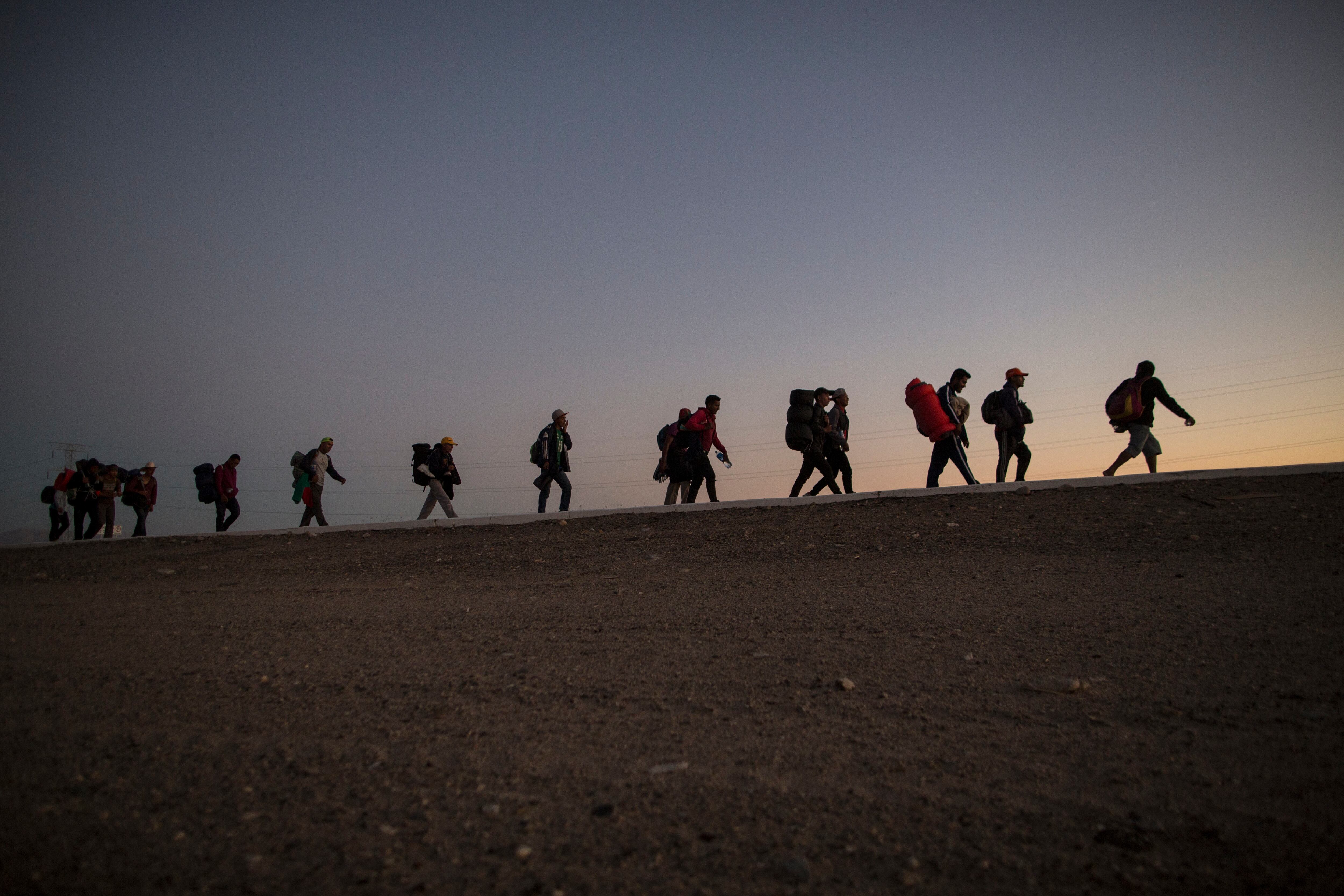 ARCHIVO - Migrantes centroamericanos caminan al final de la tarde a su salida de Mexicali, México, el 20 de noviembre de 2018, en su ruta hacia Tijuana. (AP Foto/Rodrigo Abd, Archivo)