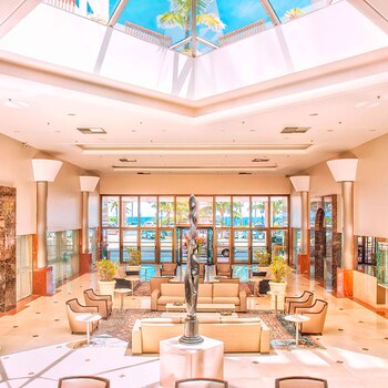 El hall de entrada del