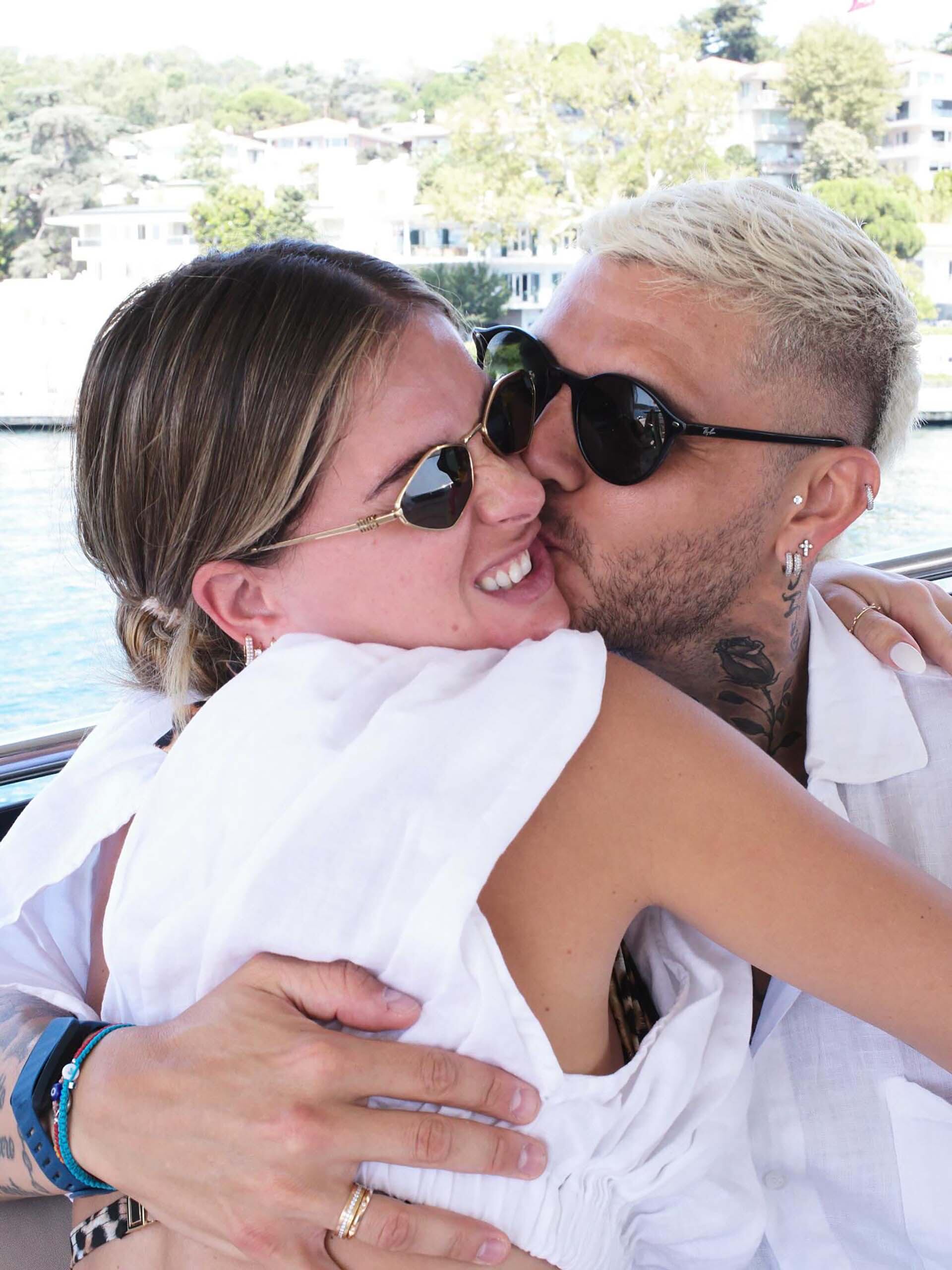 Entre abrazos y besos, la pareja disfrutó de su reencuentro