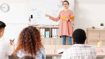 Por qué la Comunidad de Madrid empieza el curso sin auxiliares de inglés: un conflicto con el Gobierno retrasa el programa y lo reduce a la mitad