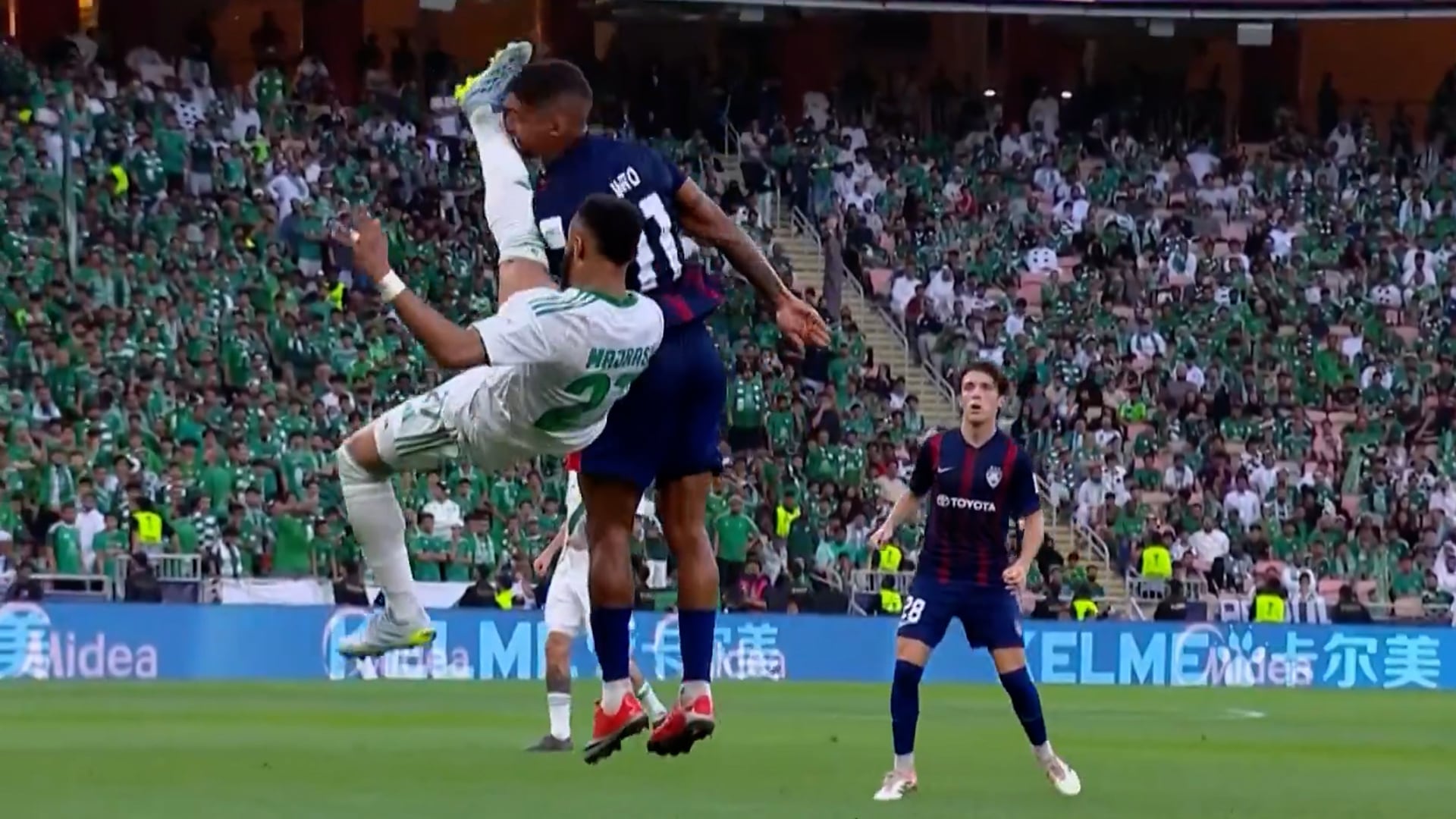 Ali Majrashi fue expulsado tras la dura patada hacia el rostro de Jairo Da Silva