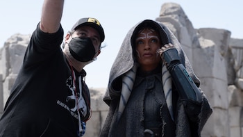 Detrás de cámaras de Ahsoka con Dave Filoni y Rosario Dawson
