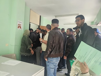 Un grupo de personas migrantes en Talayuela tramitando el certificado de vulnerabilidad con el Movimiento de Mujeres Migrantes de Extremadura. (Cedida a Infobae)