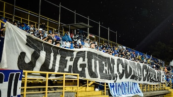 La hinchada de Millonarios protestó con banderines y pancartas en el Estadio de Techo tras la eliminación de la Copa Colombia: “Solo corren a cobrar”