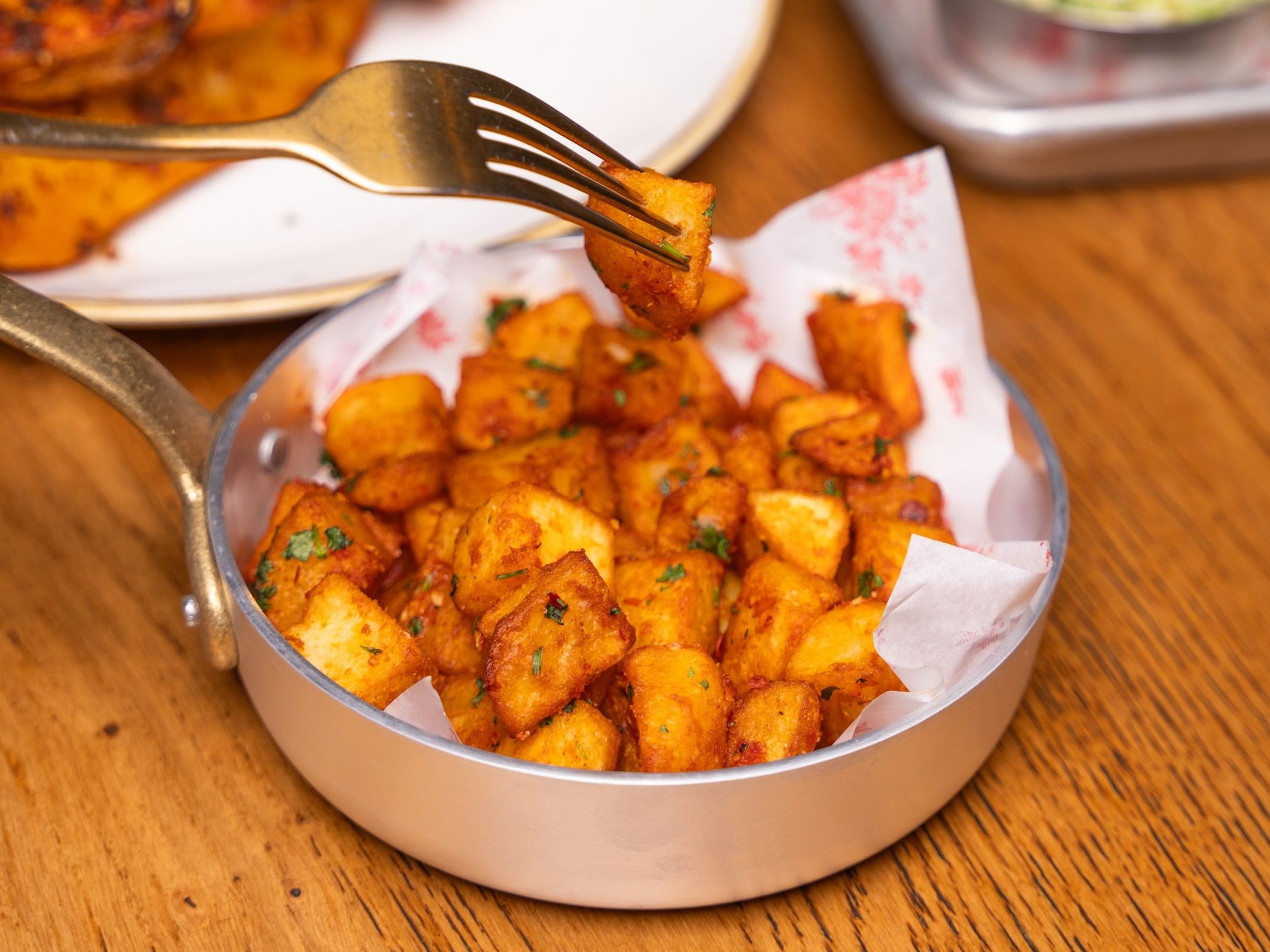 Cómo lograr patatas al horno crujientes con menos aceite, según los cocineros. (Pexels/Ali Dashti)