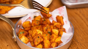 Unas patatas de restaurante: el truco de los cocineros para usar menos aceite y que queden igual de crujientes
