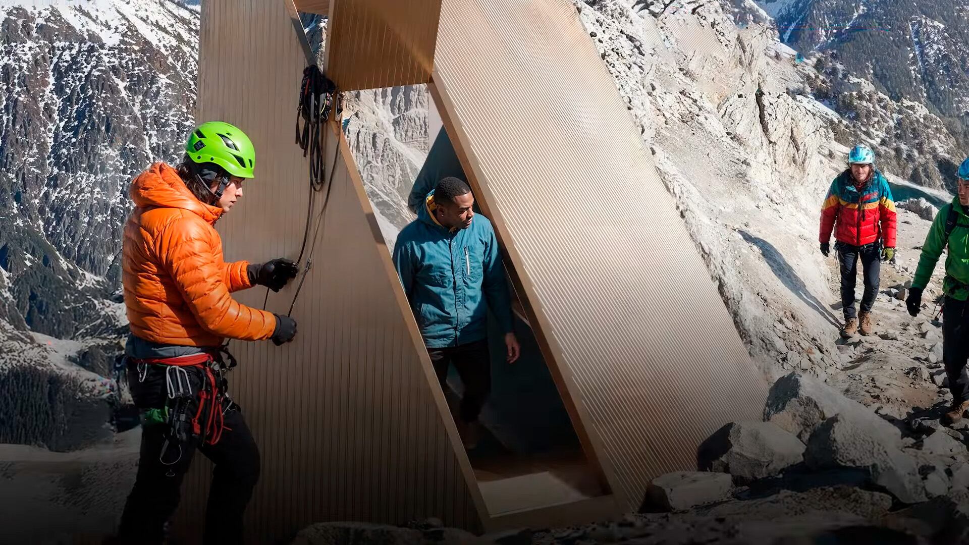 El refugio de cristal ofrece protección eficiente a alpinistas y mantiene una conexión visual única con el entorno natural